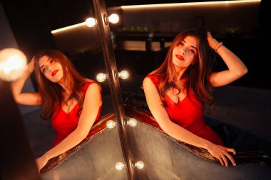 ayna ile poz güzel genç kadın