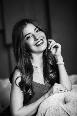 Kanepede poz veren güzel genç bir kadın. 