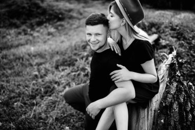 Açık havada güzel genç Çift