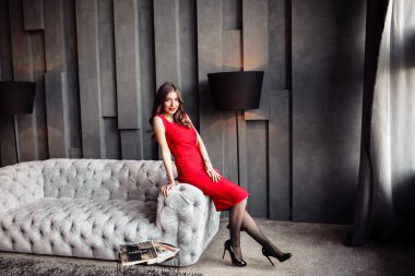 Kanepede poz veren güzel genç bir kadın. 