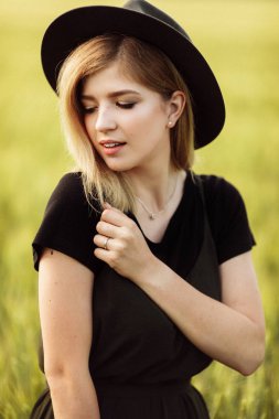 buğday alanında güzel genç kadın 