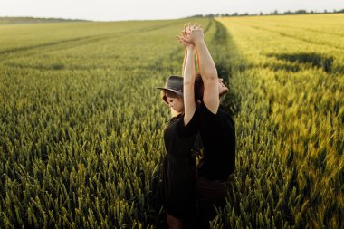 Buğday tarlasında güzel genç çift
