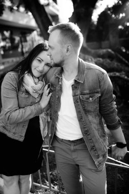 Mutlu güzel genç çift şehir parkı poz