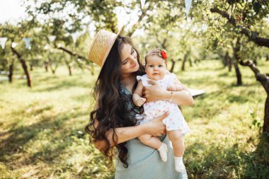 Parkta bebeğiyle mutlu bir anne.