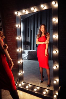 ayna ile poz güzel genç kadın