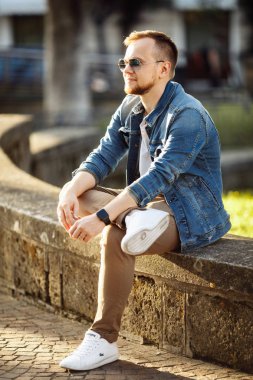 genç adam parkta poz 