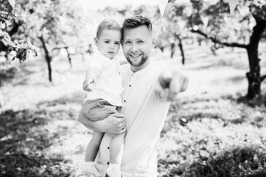 Parkta işaret oğlu ile Mutlu genç baba 