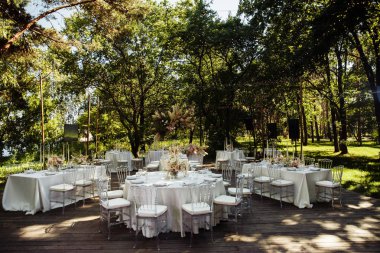 Güzel düğün günü masa dekorasyonu 