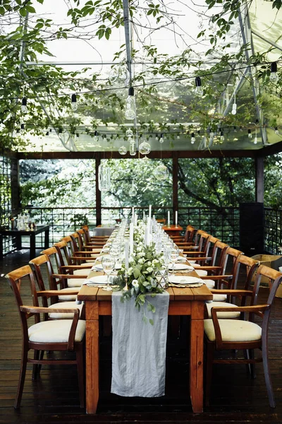 Masanın güzel düğün günü dekorasyonu 