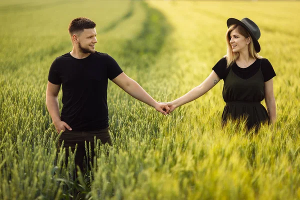 Belo Jovem Casal Andando Campo Trigo — Fotografia de Stock