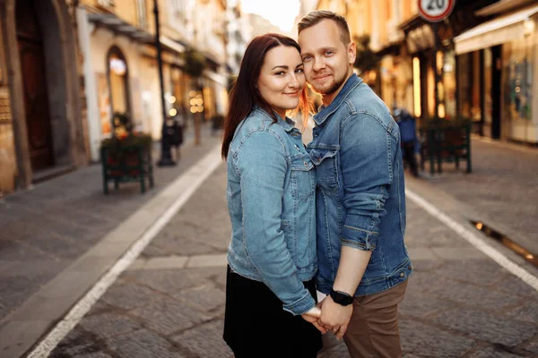 Feliz Belo Jovem Casal Divertindo Cidade — Fotografia de Stock