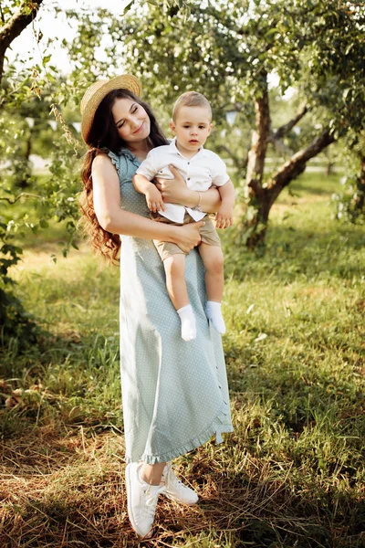 Gelukkig Jong Moeder Met Baby Het Park — Stockfoto