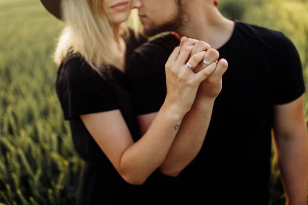 Bonito Jovem Casal Abraçando Campo Trigo — Fotografia de Stock