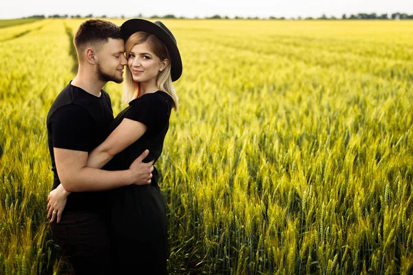 Beautiful Young Couple Hugging Wheat Field — Stock Photo, Image