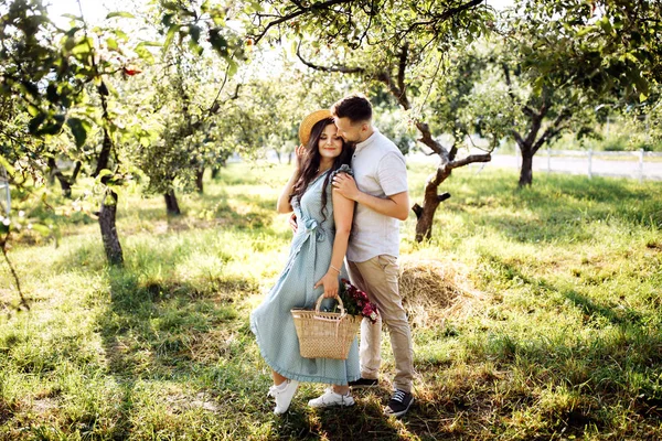 Belo Casal Feliz Parque Verão — Fotografia de Stock