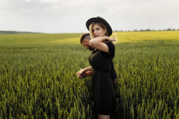 Belo Jovem Casal Andando Campo Trigo — Fotografia de Stock