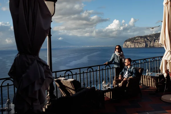 Felice Bella Giovane Coppia Posa Sulla Terrazza — Foto Stock