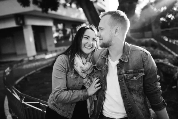Glückliches Schönes Junges Paar Posiert Stadtpark — Stockfoto