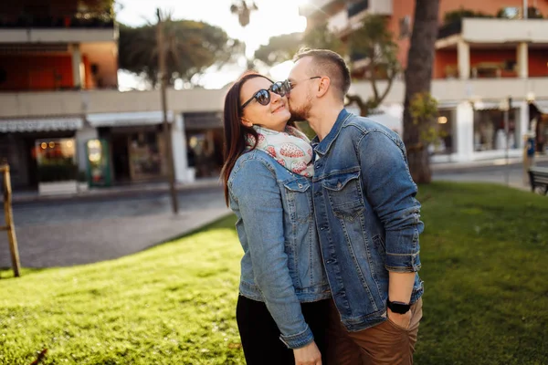 Feliz Bela Jovem Casal Beijando — Fotografia de Stock