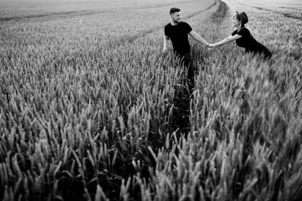 Belo Jovem Casal Andando Campo Trigo — Fotografia de Stock