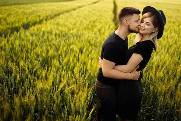 Bonito Jovem Casal Abraçando Campo Trigo — Fotografia de Stock