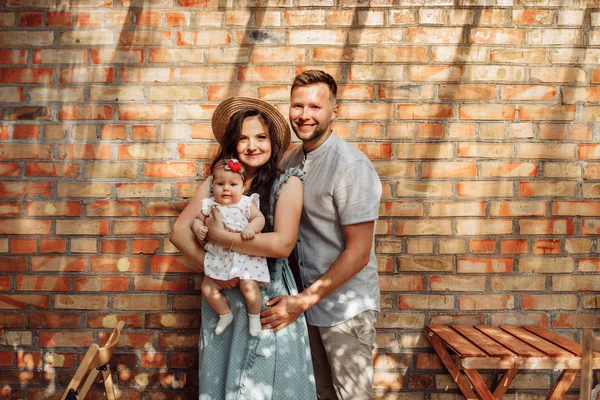 Feliz Familia Joven Con Hija Pequeña — Foto de Stock