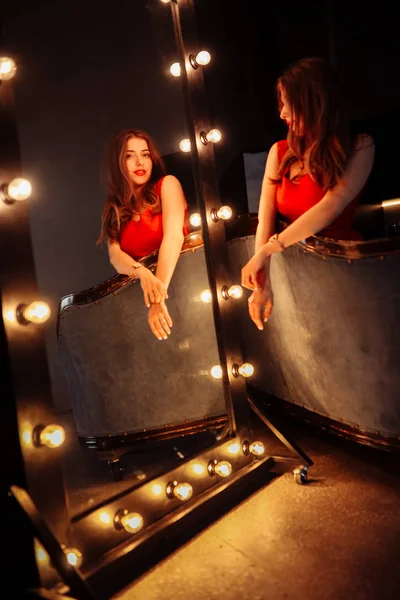 ayna ile poz güzel genç kadın