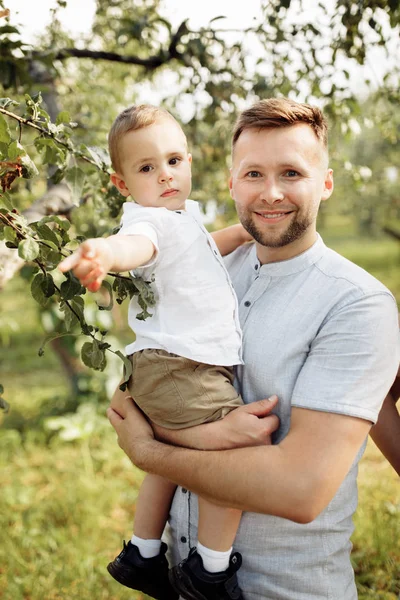 Gelukkige Jonge Vader Met Zoon Het Park — Stockfoto