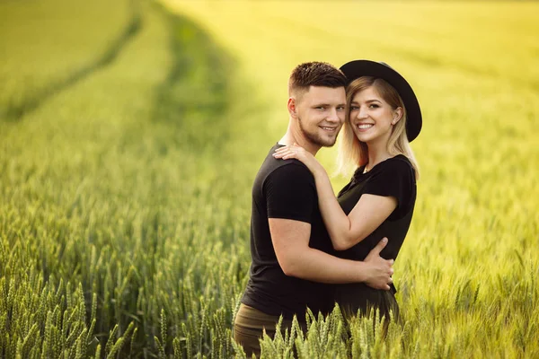 Schönes Junges Paar Umarmt Sich Auf Weizenfeld — Stockfoto