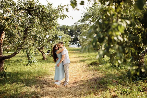 Szczęśliwa Para Piękny Lato Park Całowanie — Zdjęcie stockowe