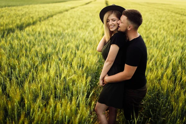 Bonito Jovem Casal Abraçando Campo Trigo — Fotografia de Stock