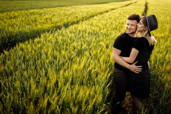 小麦畑で抱き合う美しい若いカップル — ストック写真