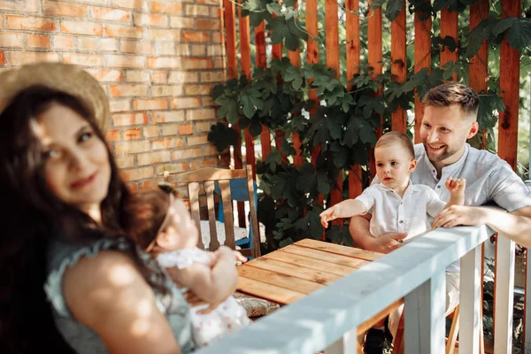 オープンエアカフェで幸せな若い家族 — ストック写真