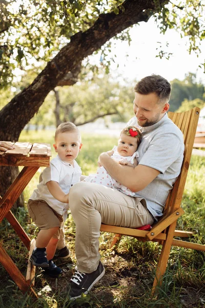 Happy Young Family Park — Stock Photo, Image