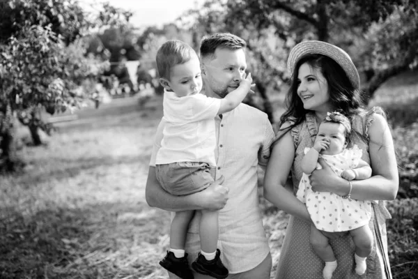 Ευτυχισμένη Νεαρή Οικογένεια Στο Πάρκο — Φωτογραφία Αρχείου