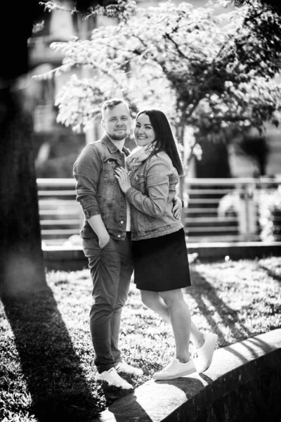 Feliz Hermosa Joven Pareja Posando Parque —  Fotos de Stock