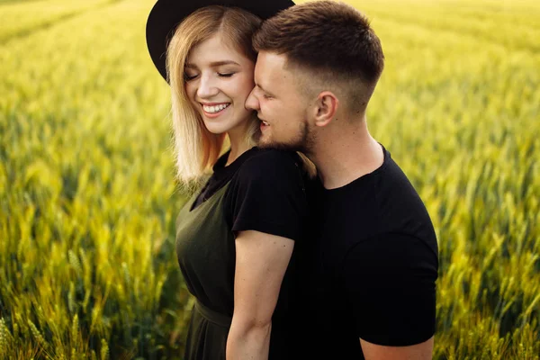Schönes Junges Paar Umarmt Sich Auf Weizenfeld — Stockfoto