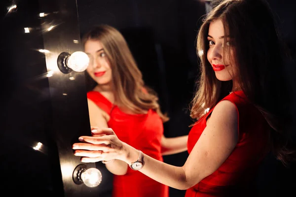 Красивая Молодая Женщина Позирует Перед Зеркалом — стоковое фото