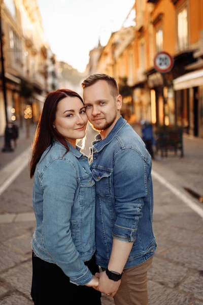 Feliz Belo Jovem Casal Divertindo Cidade — Fotografia de Stock