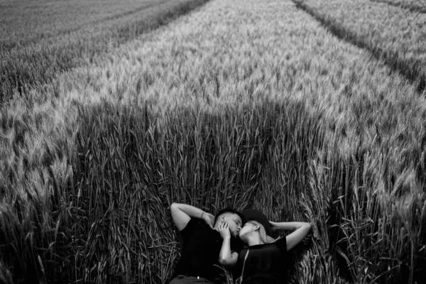 Красива Молода Пара Лежить Пшеничному Полі — стокове фото