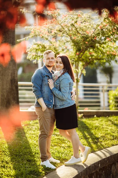 Feliz Belo Jovem Casal Posando Parque Cidade — Fotografia de Stock