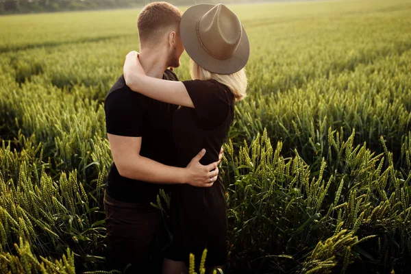 Schönes Junges Paar Weizenfeld — Stockfoto