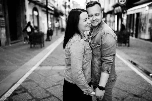 Mutlu güzel genç çift şehirde eğleniyor