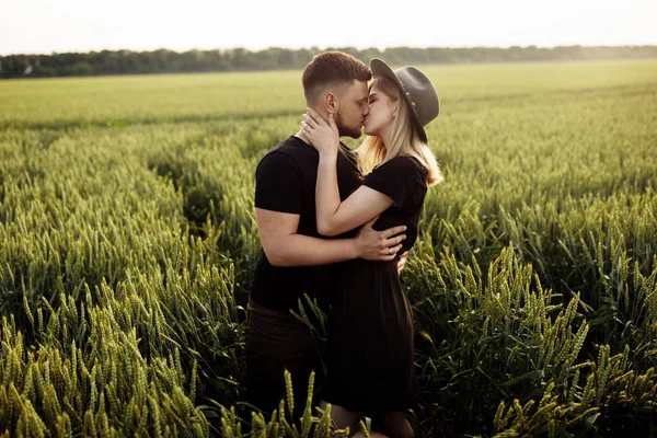 Bonito Jovem Casal Abraçando Campo Trigo — Fotografia de Stock