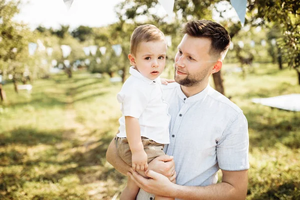 Gelukkige Jonge Vader Met Zoon Het Park — Stockfoto