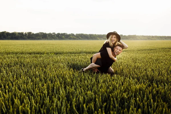 Beautiful Young Couple Wheat Field Man Giving Piggyback Ride Woman — Stock Photo, Image