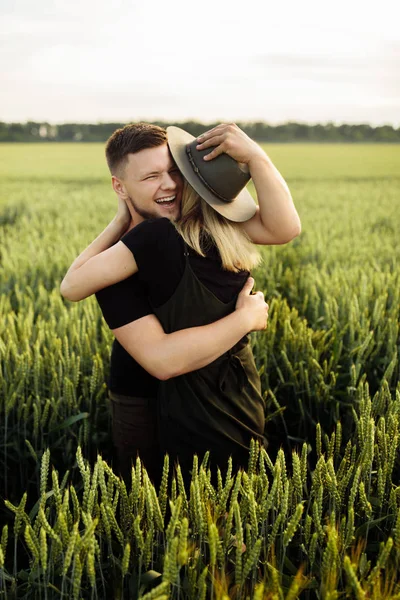 Прекрасная Молодая Пара Обнимается Пшеничном Поле — стоковое фото