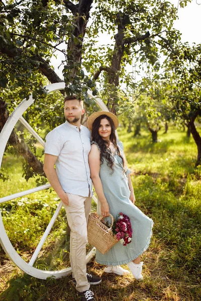 Beau Couple Heureux Dans Parc Été — Photo