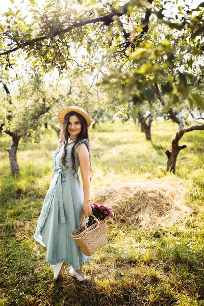 Yaz parkında güzel genç bir kadın. 