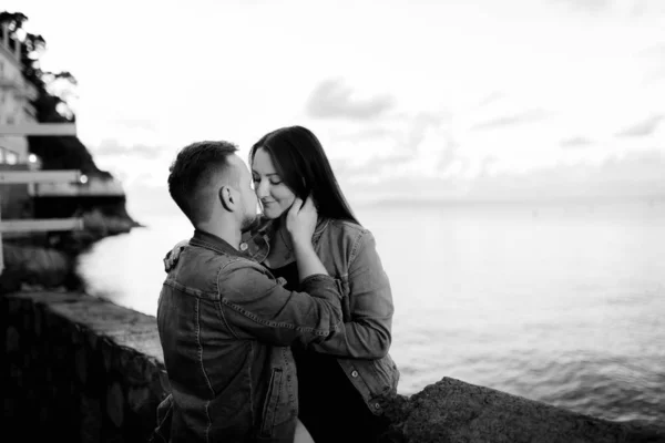 Beautiful Young Couple Posing Sea — Stock Photo, Image